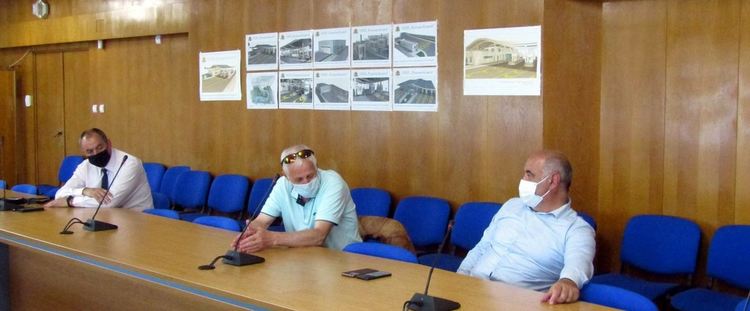  Във връзка с нарастващия брои на случаите на коронавирус в региона, областният управител Недялко Славов проведе среща с директорът на РЗИ-Смолян д-р Мими Кубатева, директорът на МБАЛ-Смолян д-р Марин Даракчиев, директорът на ОД МВР Смолян ст.комисар Николай Димов, представители на Сдружението на общопрактикуващите лекари в региона и на Центъра за спешна медицинска помощ-Смолян