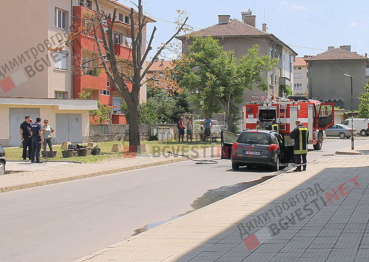 Пежо изгоря в центъра на Димитровград