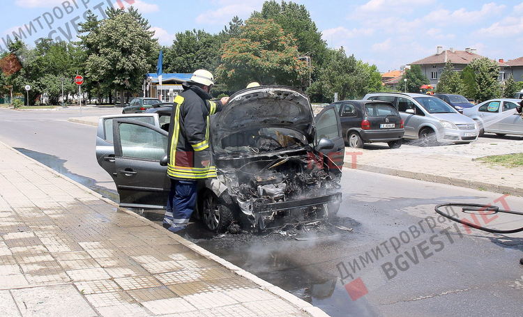 Пежо изгоря в центъра на Димитровград