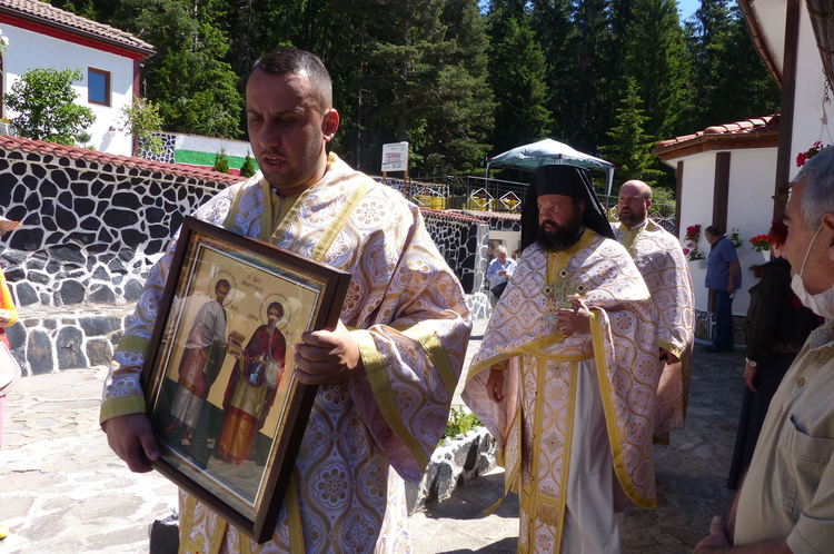 Митрополит Николай ще освети новия трети храм в манастира "Св. Пантелеймон" над Смолян