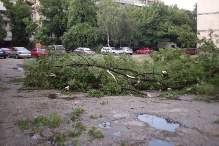 На 6 сигнала са реагирали пернишките огнеборци и спасители по време на бурята 