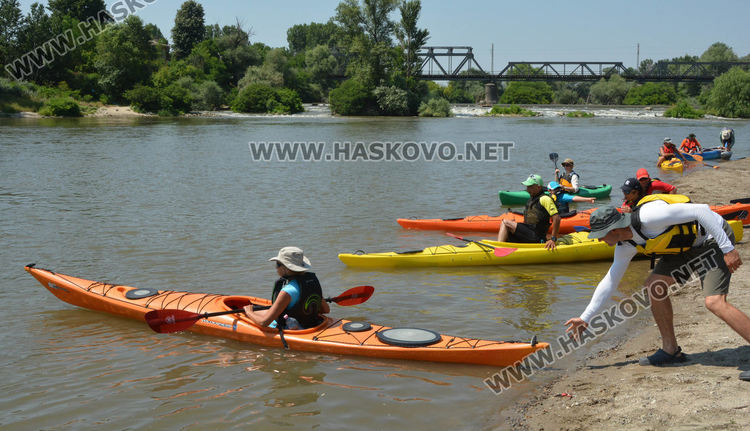 Гребци от цялата страна се впуснаха във водно приключение по р.Марица