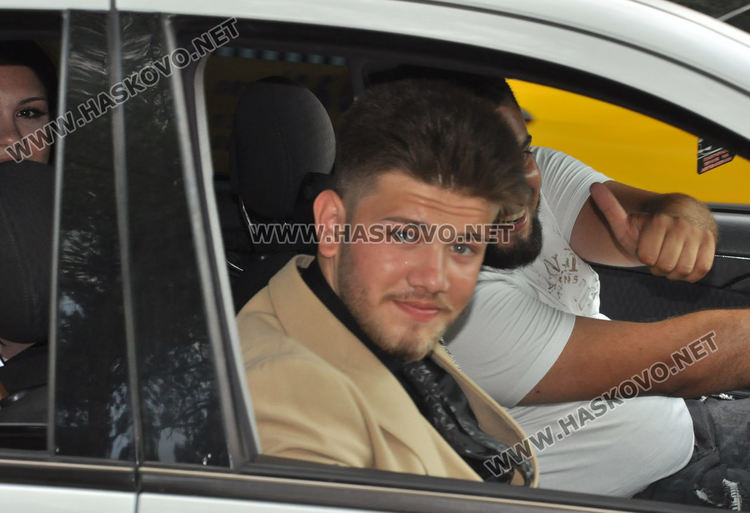 Абитуриентите на „Райна Княгиня“ празнуват бала си с много настроение