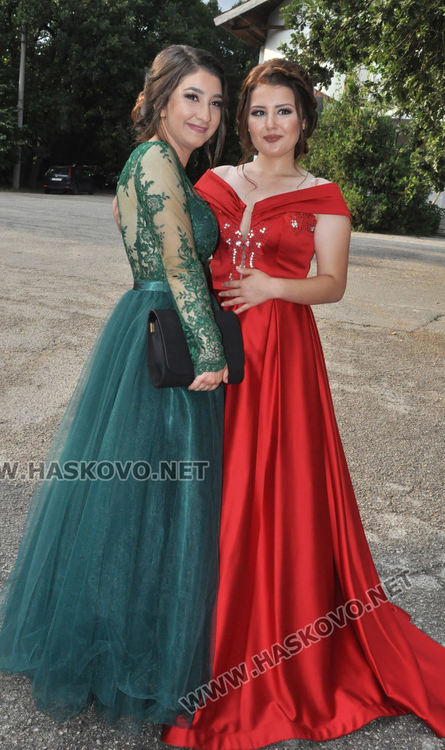 Абитуриентите на „Райна Княгиня“ празнуват бала си с много настроение