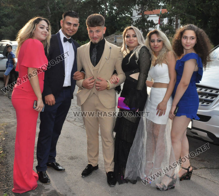 Абитуриентите на „Райна Княгиня“ празнуват бала си с много настроение