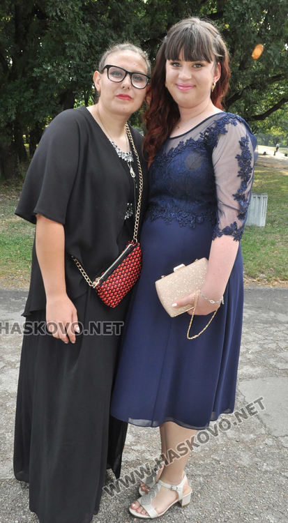 Абитуриентите на „Райна Княгиня“ празнуват бала си с много настроение