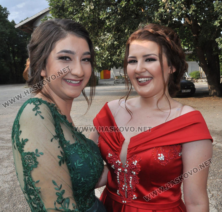 Абитуриентите на „Райна Княгиня“ празнуват бала си с много настроение