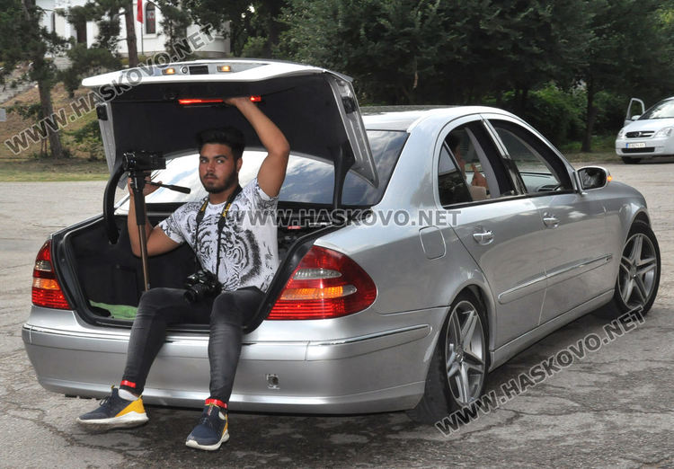 Абитуриентите на „Райна Княгиня“ празнуват бала си с много настроение