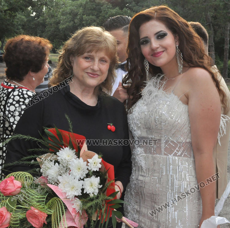 Абитуриентите на „Райна Княгиня“ празнуват бала си с много настроение