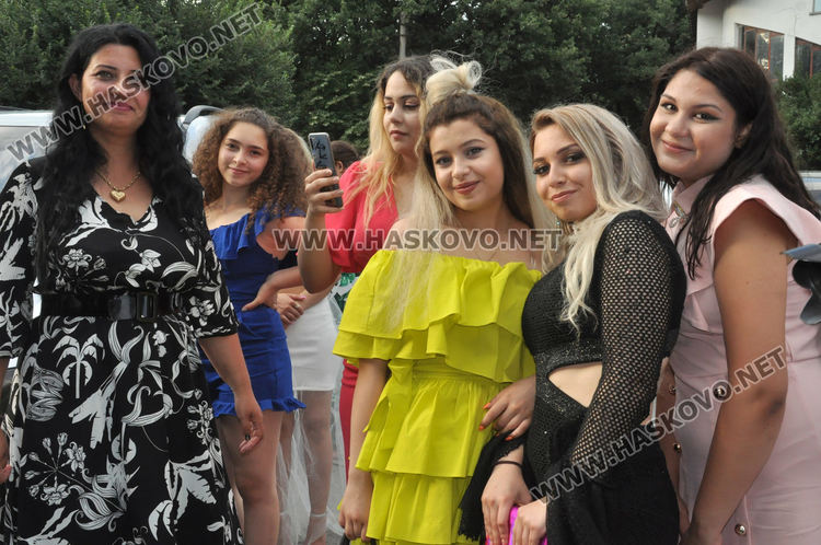 Абитуриентите на „Райна Княгиня“ празнуват бала си с много настроение