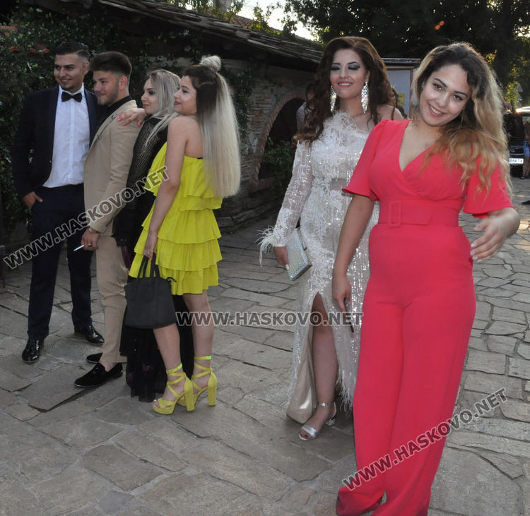 Абитуриентите на „Райна Княгиня“ празнуват бала си с много настроение