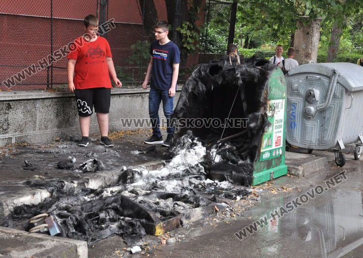 Подпалиха контейнери за разделно събиране до училище