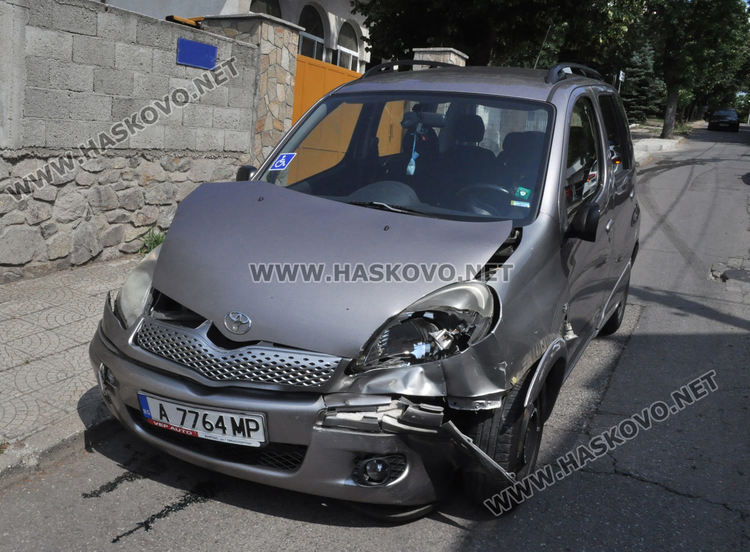 Тойота не спря на Стоп и предизвика катастрофа