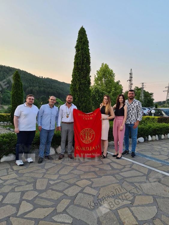 Ротация в ръководството на Ротаракт клуб Кърджали, Синан Недим поема огърлицата за година