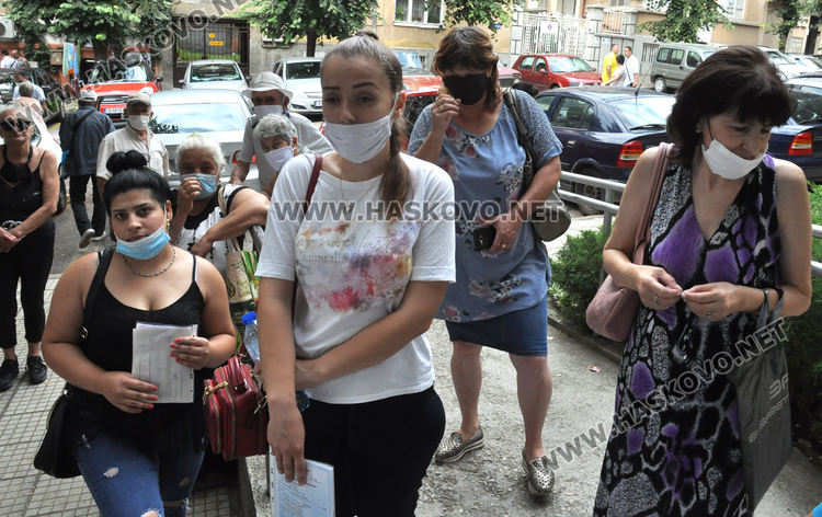 Наплив за помощи за отопление пред Социалната служба в Хасково