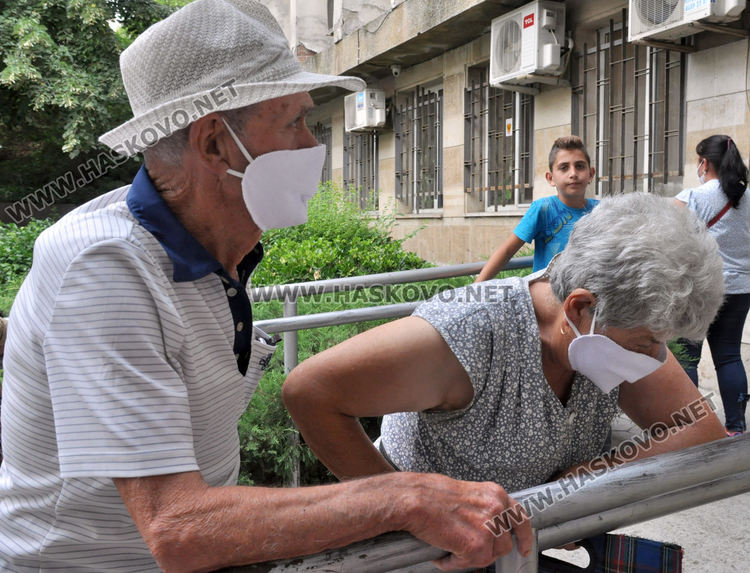 Наплив за помощи за отопление пред Социалната служба в Хасково