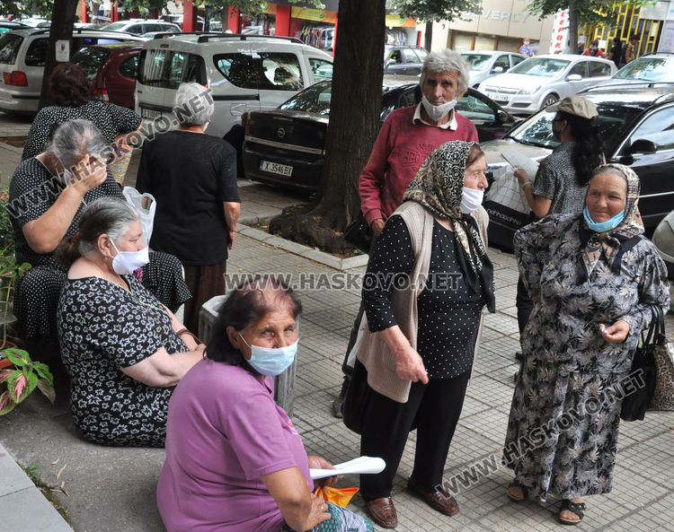 Наплив за помощи за отопление пред Социалната служба в Хасково