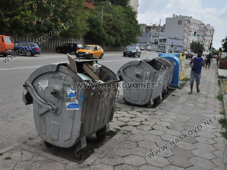 Съседи на убитата: Разлагащият се труп бил изхвърлен до контейнерите