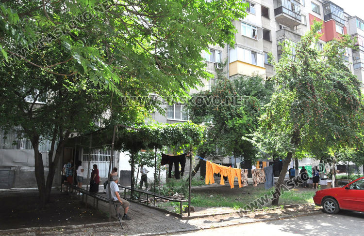 Съседи на убитата: Разлагащият се труп бил изхвърлен до контейнерите