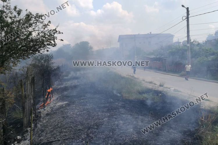 Пожар в сухи треви засегна дворовете на три къщи в Харманли