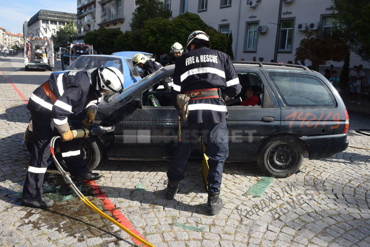 Наградиха трима служители на Пожарната за професионалния празник на МВР