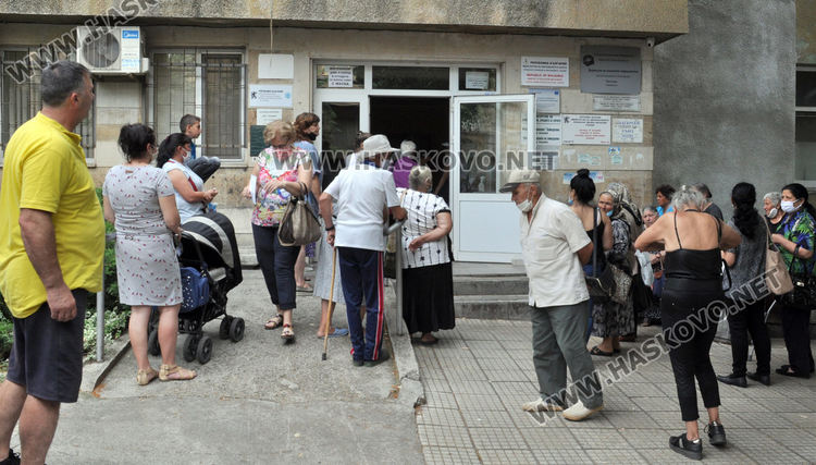Наплив за помощи за отопление пред Социалната служба в Хасково