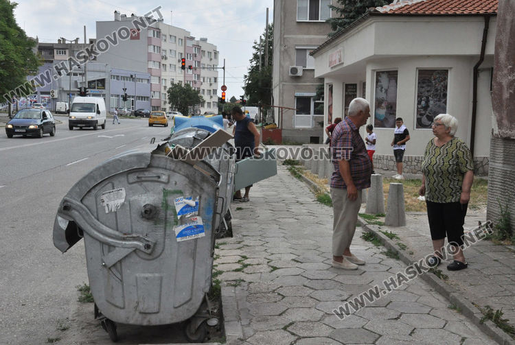 Съседи на убитата: Разлагащият се труп бил изхвърлен до контейнерите
