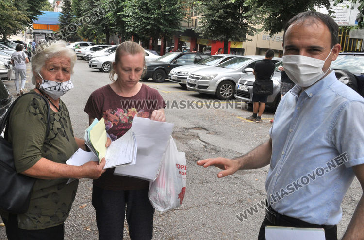 Наплив за помощи за отопление пред Социалната служба в Хасково