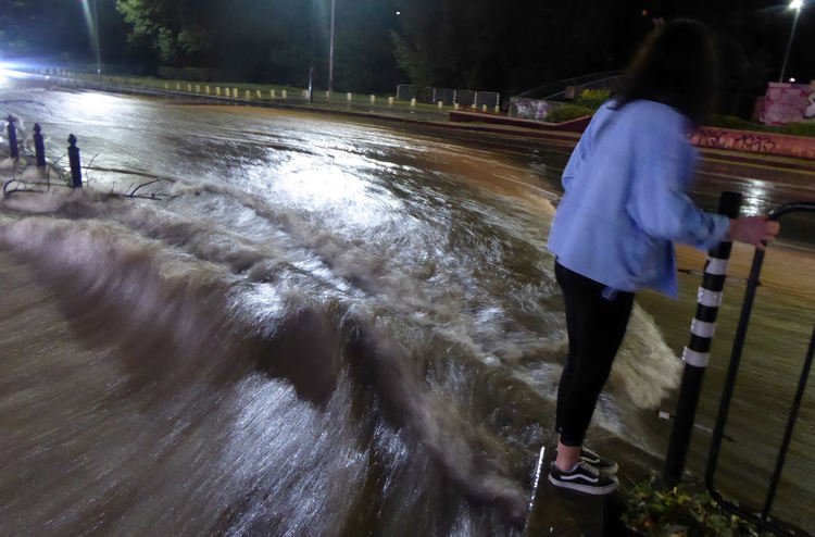 Буря потопи София, еднометрова вълна помете 10 коли на булевард