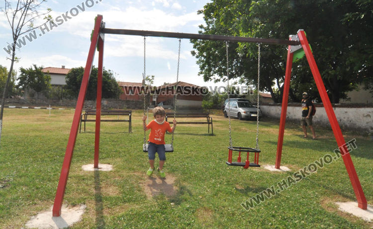 Десетки деца се стекоха за литургията за Света Неделя в Мандра