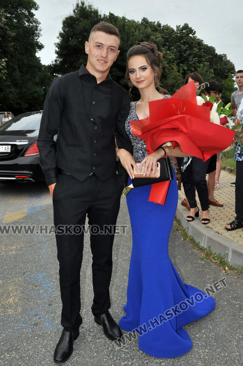 Абитуриенти от хасковската ФСГ пристигнаха с трактор на бала