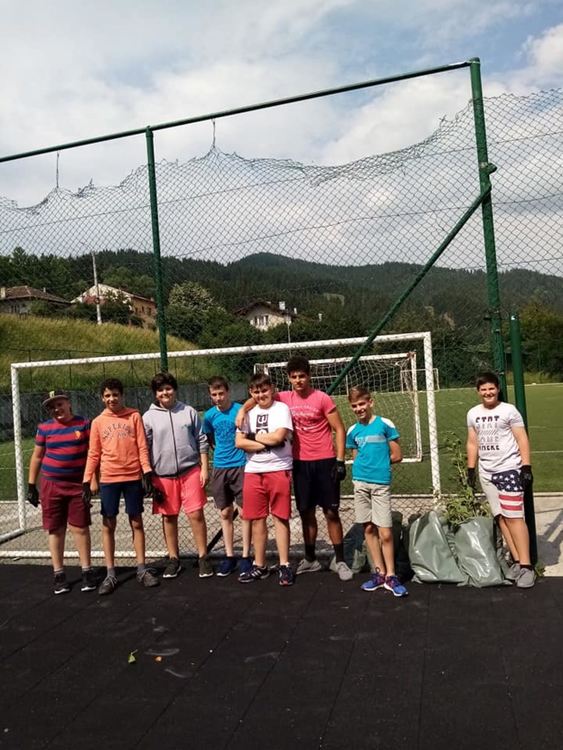 За пример: Деца от Чепеларе доброволно  чистят боклуци в града