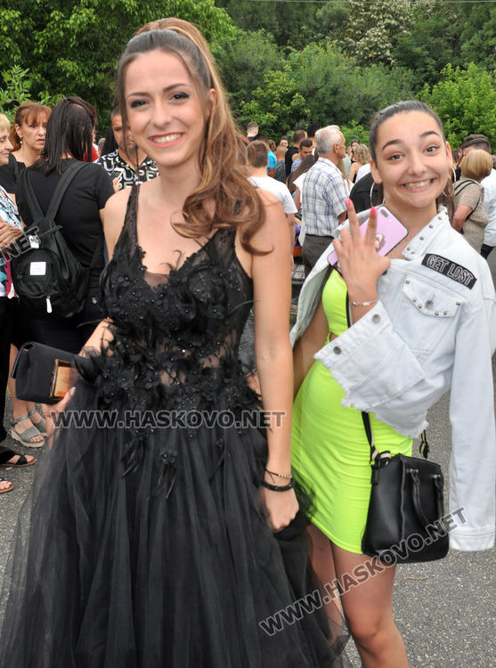 Абитуриенти от хасковската ФСГ пристигнаха с трактор на бала