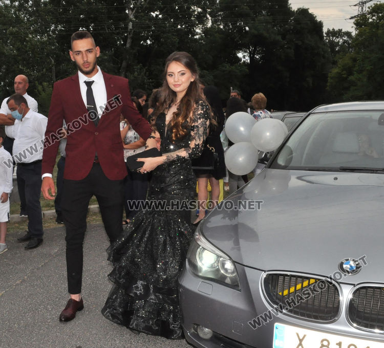 Абитуриенти от хасковската ФСГ пристигнаха с трактор на бала