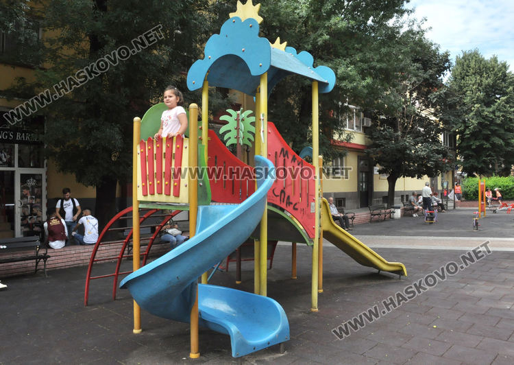 Хасковлия: Опасни кабели стърчат в центъра