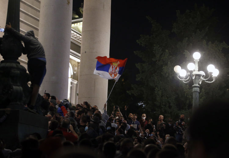Протестиращи в Белград срещу връщането на полицейския час нахлуха в сръбския парламент