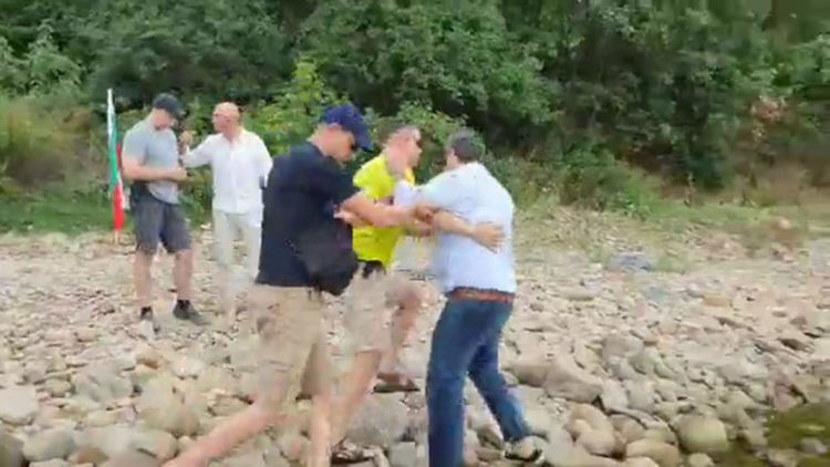 "Редно е да си тръгнете": Цивилни гардове гонят Христо Иванов от плажа пред имот на Доган