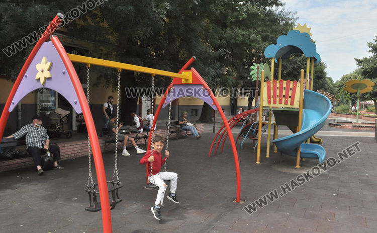 Хасковлия: Опасни кабели стърчат в центъра