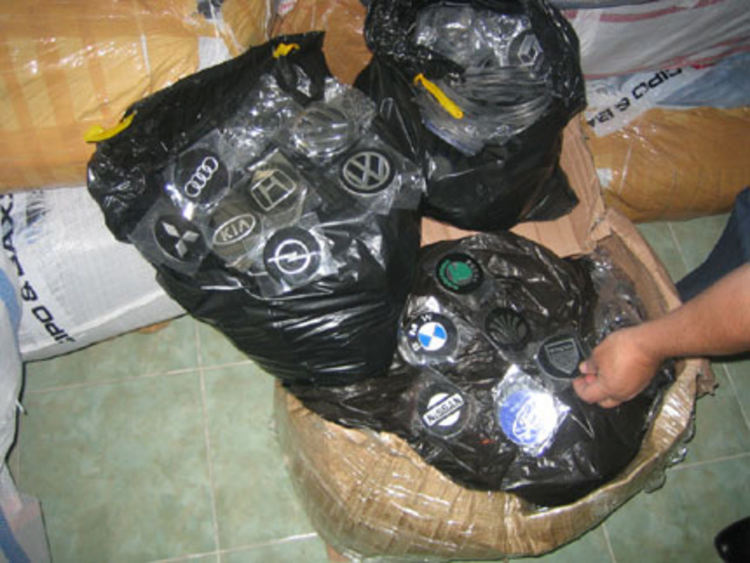 Контрабанда от авто емблеми откриха в камион на Капитан Андреево