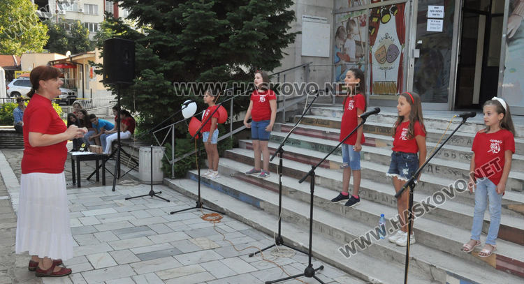 Хор „Орфей“ приветства нови изпълнители и изпрати абитуриенти в годишния си концерт