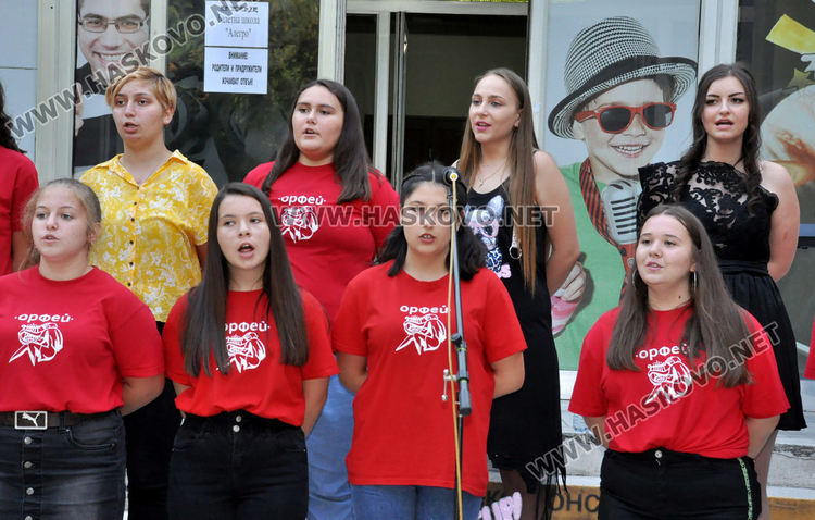 Хор „Орфей“ приветства нови изпълнители и изпрати абитуриенти в годишния си концерт