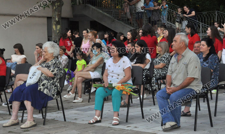 Хор „Орфей“ приветства нови изпълнители и изпрати абитуриенти в годишния си концерт