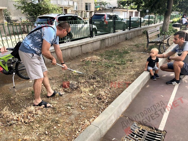 Добрият пример: група деца и родители предприеха почистване на училищен двор