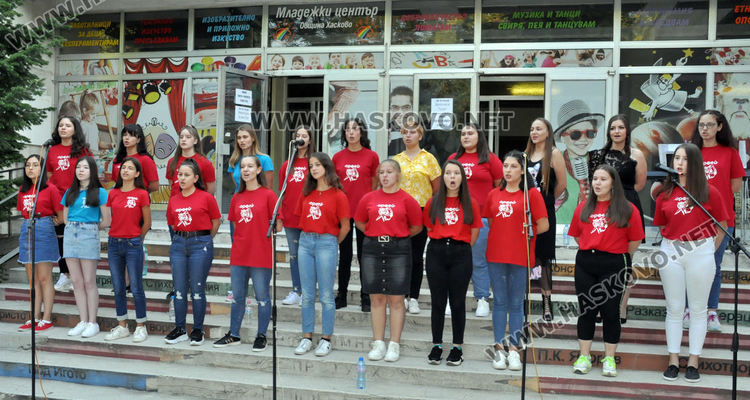 Хор „Орфей“ приветства нови изпълнители и изпрати абитуриенти в годишния си концерт