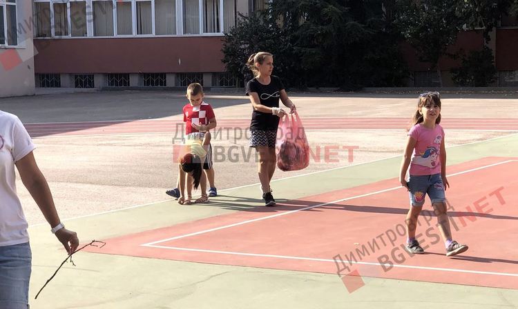 Добрият пример: група деца и родители предприеха почистване на училищен двор
