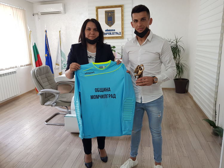 Вратарят на "Арда" получи плакет от кмета на Момчилград