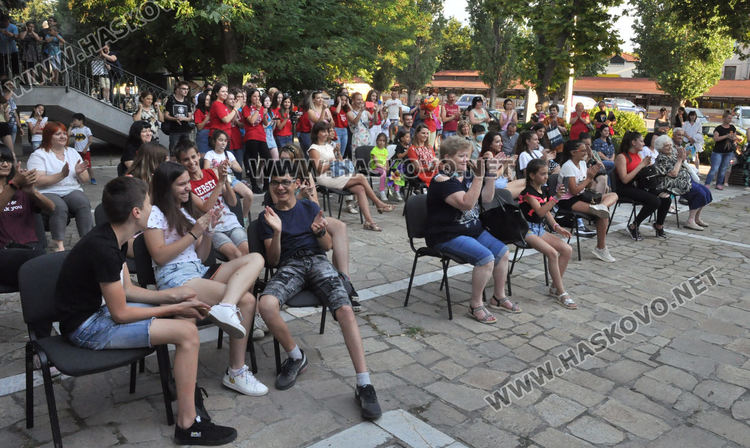 Хор „Орфей“ приветства нови изпълнители и изпрати абитуриенти в годишния си концерт