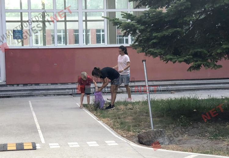 Добрият пример: група деца и родители предприеха почистване на училищен двор