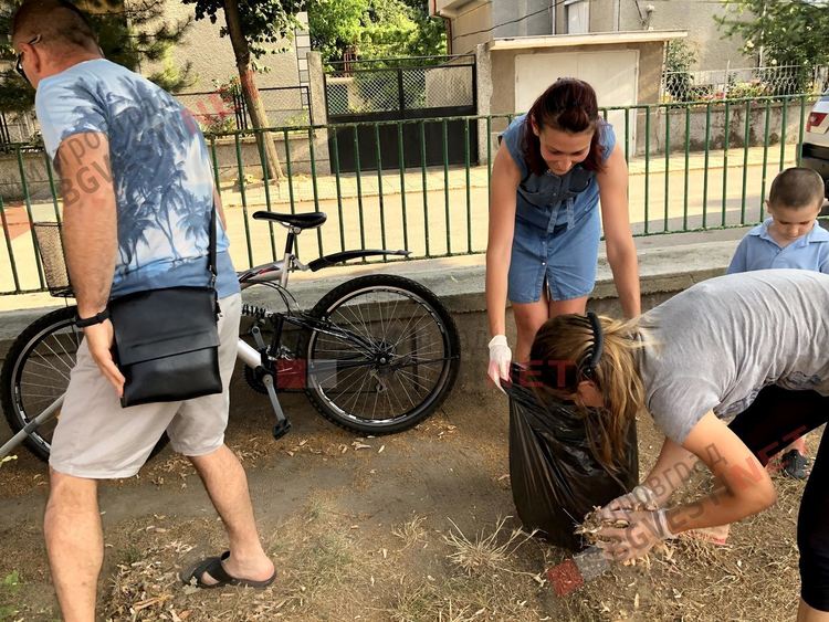 Добрият пример: група деца и родители предприеха почистване на училищен двор