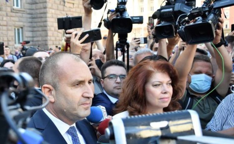 Радев излезе пред протеста: "Не" на страха. Ще си върнем България. Мутри - вън!